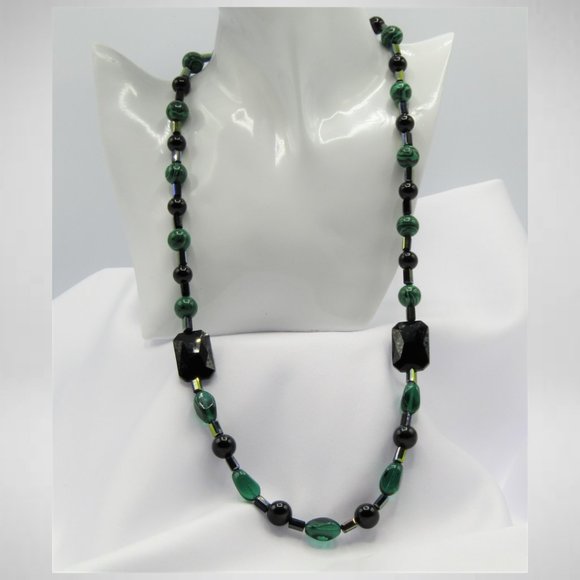 BLACK & GREEN Beaded Jewelry Set - Picture 2 of 5